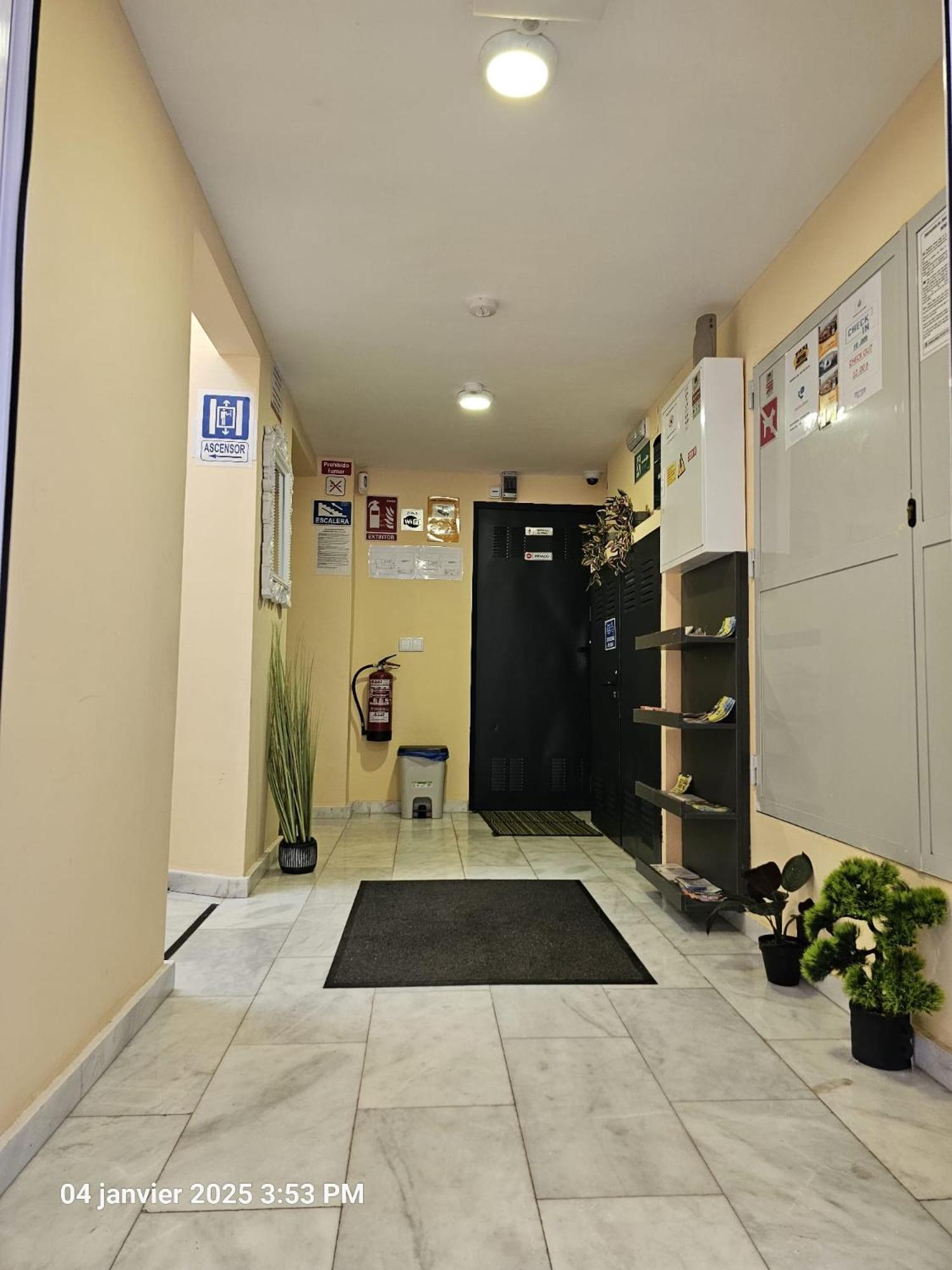 Apartamentos Turisticos Kenzamin อาลิกันเต ภายนอก รูปภาพ